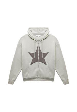 Graue Kapuzenjacke mit durchgehendem Reißverschluss und einer großen braunen Stern-Applikation auf der Vorderseite, zwei Fronttaschen und einer verstellbaren Kapuze.
