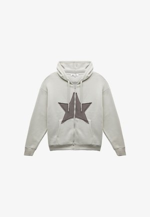 Grijze zip-up hoodie met een grote bruine ster applicatie aan de voorkant, met twee voorzakken en een capuchon met trekkoord.