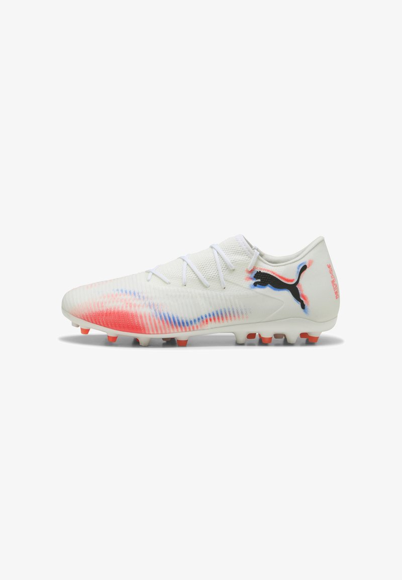 Bottes de football avec une tige en mesh blanc, éclaboussures dégradées de rouge et de bleu, logo noir et embouts orange pour une meilleure adhérence. Design élégant et aérodynamique.