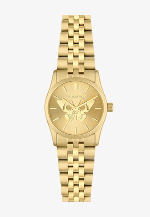 Reloj de pulsera en tono dorado con caja redonda, correas de malla y motivo de mariposa en la esfera. Presenta marcadores horarios y un acabado texturizado.