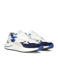 Sneaker che presentano un mix di bianco, blu navy e suede blu, con una suola spessa, sistema di allacciatura e un dettaglio di branding sottile.