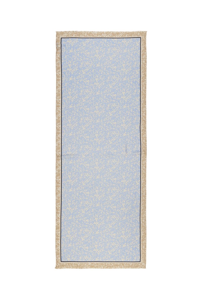 Lichtblauwe sjaal met een delicaat beige bloemmotief, omrand door een getextureerde beige rand en afgezet met een dunne zwarte lijn.