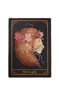 Melna gobelēna audums ar lauva profilu, ko rotā ziedu kronis no rozā rozēm un zila lente, apakšā ar uzrakstu "Spēks".