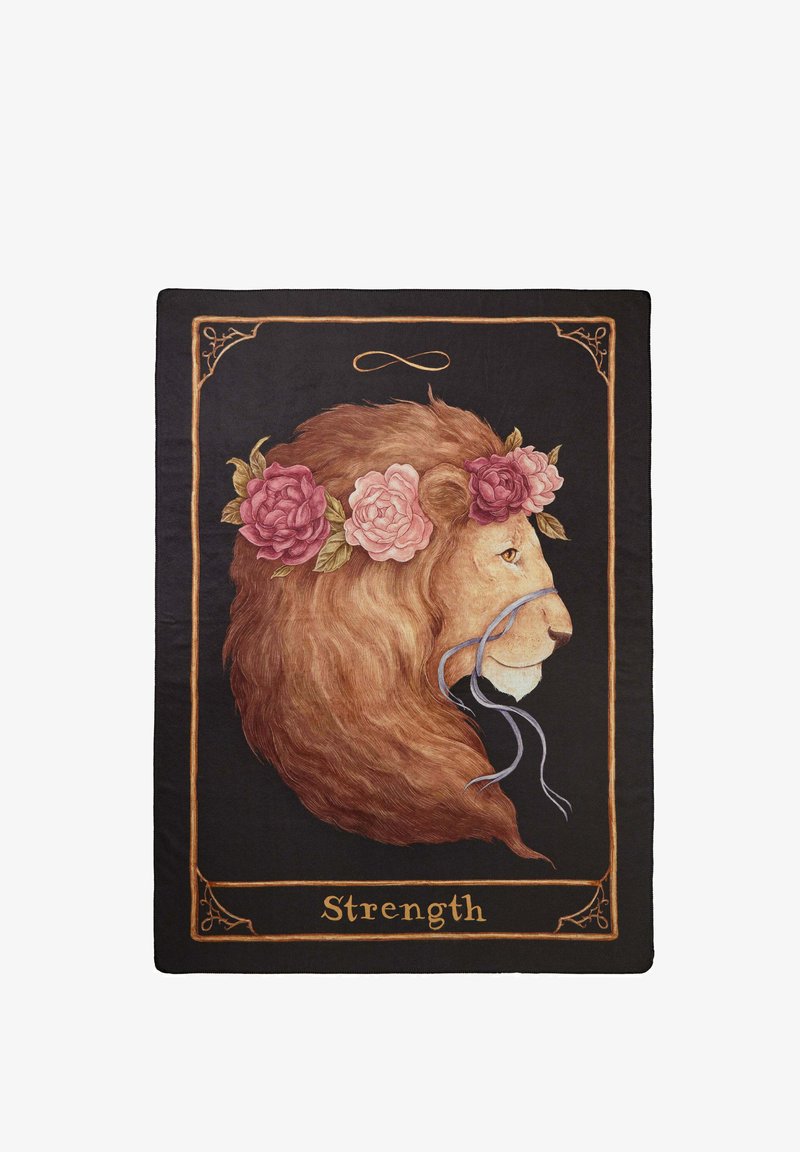 Melna gobelēna audums ar lauva profilu, ko rotā ziedu kronis no rozā rozēm un zila lente, apakšā ar uzrakstu "Spēks".