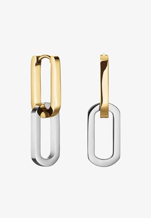 Naušnice od zlata i srebra s međusobno povezanim pravokutnim petljama, s glatkom završnom obradom i sjajnom teksturom.