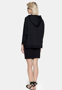 by insomnia CORA czarny