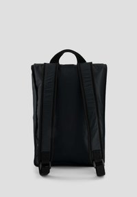 Zaino in nylon nero con texture liscia, dotato di spallacci regolabili, maniglia superiore e design minimalista senza tasche esterne.