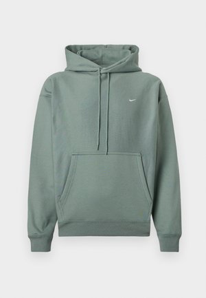 Zielona bluza z kapturem wykonana z mieszanki bawełny, z przodem z kieszenią, kapturem na sznurki oraz małym białym logo na piersiach. Miękka tekstura, casualowy design.