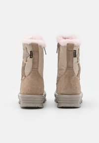 Tan semsket og nylon støvler med en ullen rosa fôr, med stjernepynt og bakglidelås for enkel påkledning. Teksturert såle for godt grep.