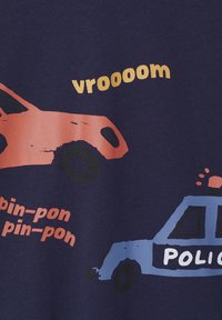 Illustration of a red car with "vroooom" text and a blue police car with "pin-pon pin-pon" text on a dark background.