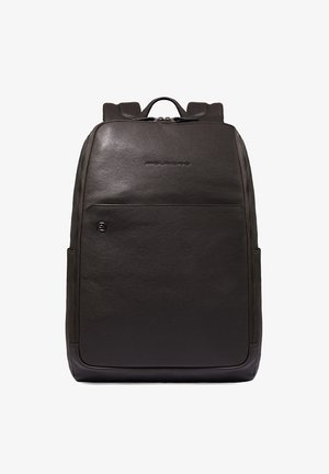 Zaino in pelle nera con una texture liscia, design rettangolare elegante, manico superiore, spallacci regolabili e una tasca frontale.