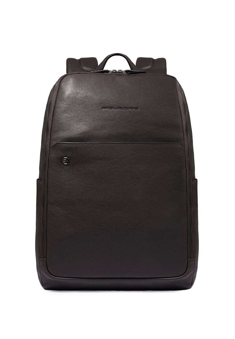 Zwarte leren rugzak met een gladde textuur, slank rechthoekig ontwerp, bovenhandvat, verstelbare schouderbanden en een voorvak.