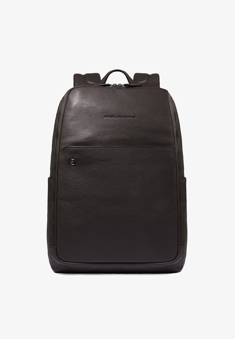 Zwarte leren rugzak met een gladde textuur, slank rechthoekig ontwerp, bovenhandvat, verstelbare schouderbanden en een voorvak.