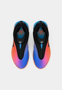 Αθλητικά παπούτσια με διαβάθμιση χρωμάτων σε μπλε, πορτοκαλί και μαύρο. Κορυφή με υφή, κλείσιμο με φερμουάρ και έντονο λογότυπο στην εσωτερική σόλα.