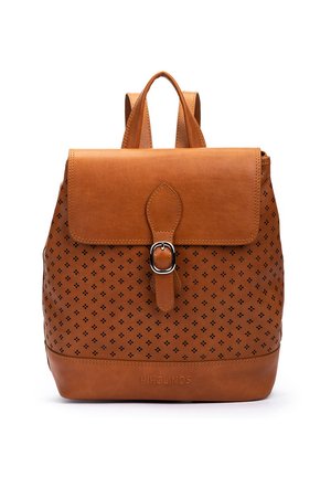 Bruine leren rugzak met een geperforeerd patroon, een voorste gespband, een handgreep aan de bovenkant en verstelbare schouderbanden.