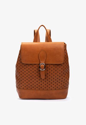 Mochila de cuero marrón con un patrón perforado, correa frontal con hebilla, asa superior y correas de hombro ajustables.