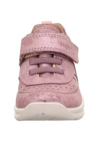 Rosa glitzernde Turnschuhe mit einem Klettverschluss, elastischen Schnürsenkeln, einem durchlöcherten Design an der Spitze und einer weißen Gummisohle.