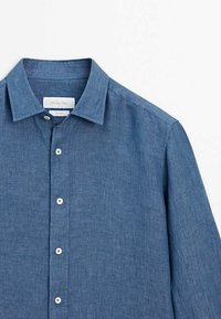 Dunkelblaues Leinenhemd mit spitzem Kragen, vorn mit Knopfverschluss und glatter Textur, versehen mit einem dezenten melierten Muster.