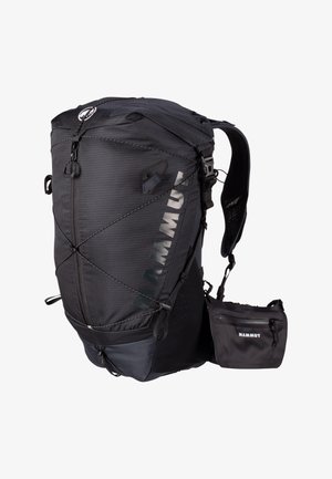 Crni ruksak s teksturiranim materijalom, s istaknutim logotipom sa strane, patentnim zatvaračima i priključnom torbicom, namijenjen za korištenje na otvorenom.