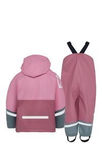 Dwuczęściowy różowy strój przeciwdeszczowy dla dzieci, składający się z kurtki z kapturem i spodni na szelkach z szarymi mankietami, odblaskowymi paskami oraz czarnymi regulowanymi paskami na ramiona.