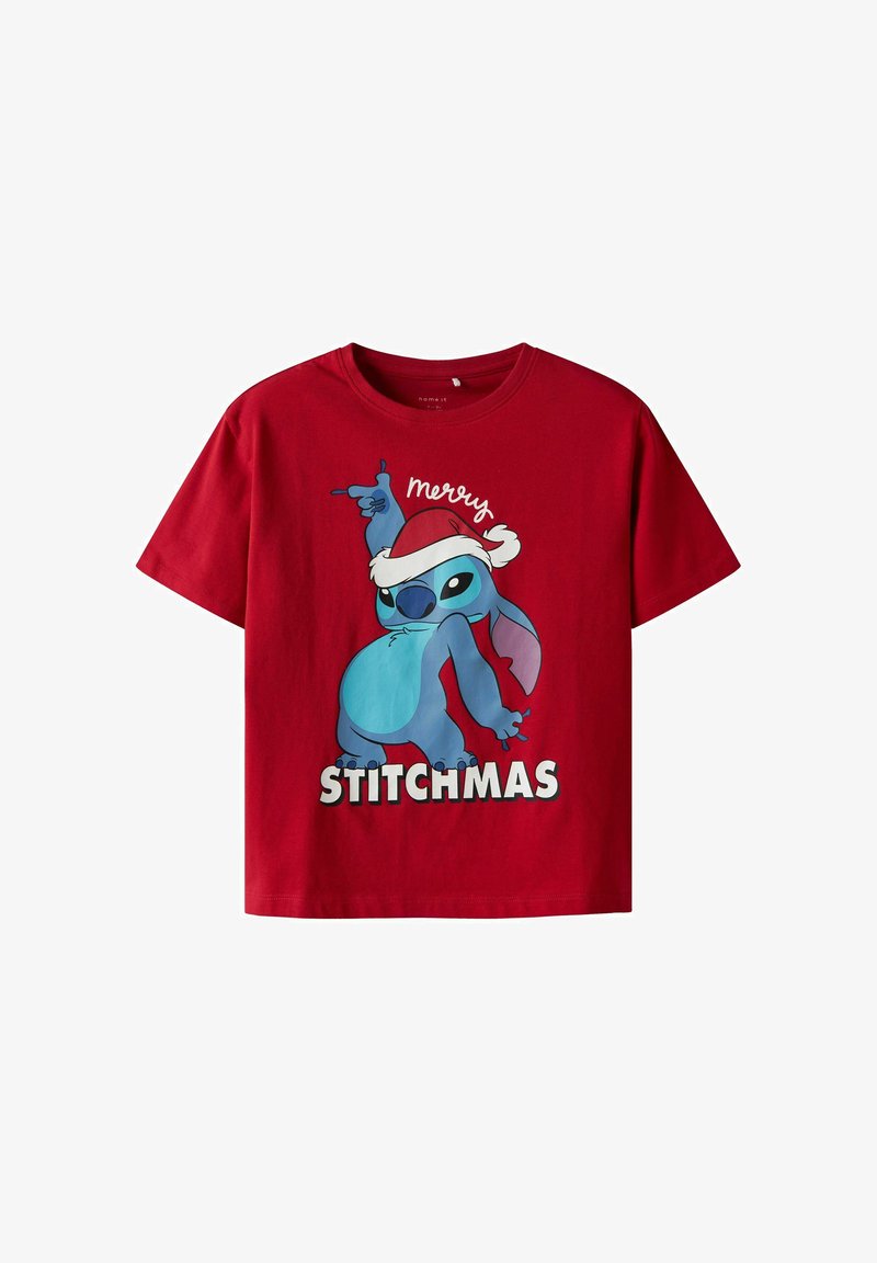 Rotes Baumwoll-T-Shirt mit einem blauen Cartoon-Charakter in einem Weihnachtsmann-Hut, und dem Text "Merry STITCHMAS" in fetten weißen Buchstaben unten.