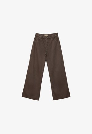 Pantalons en denim marron à coupe large avec un design classique à cinq poches, dotés d'une fermeture à bouton et d'une texture lisse.