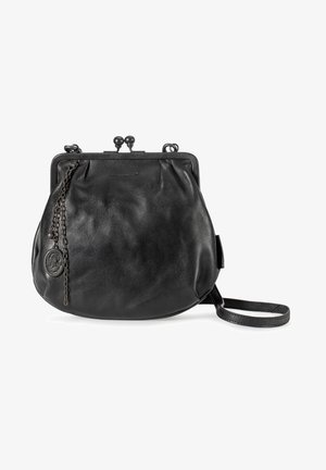 Schwarze Lederhandtasche mit gefaltetem Design, Metallverschluss und dekorativem Kettenakzent. Flacher Boden für eine stabile Positionierung.