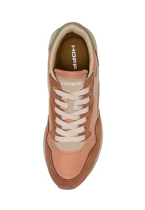 Zapatilla casual en beige, marrón claro y rosa polvoriento con cordones blancos, detalles en ante y la marca "HOFF" en la lengüeta y la plantilla.