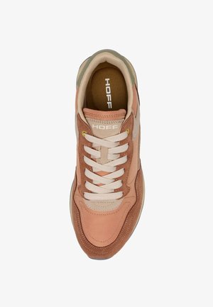 Baskets décontractées en beige, marron clair et rose poudré avec des lacets blancs, des accents en daim et la marque "HOFF" sur la languette et la semelle intérieure.