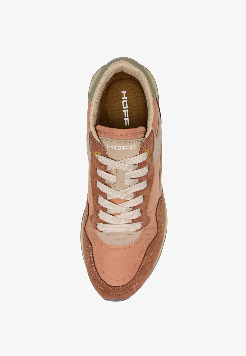 Baskets décontractées en beige, marron clair et rose poudré avec des lacets blancs, des accents en daim et la marque "HOFF" sur la languette et la semelle intérieure.