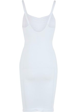 Biele priliehavé šaty s tenkými ramienkami, vyrobené z hladkej látky, so širokým výstrihom a dĺžkou po kolená. Bez ďalších vzorov alebo detailov.