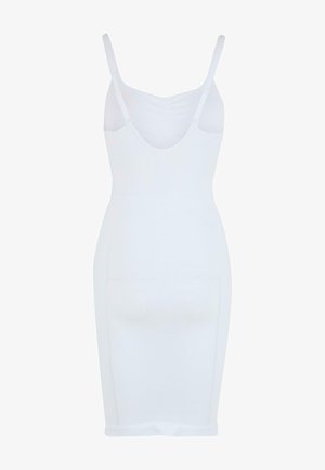 Biele priliehavé šaty s tenkými ramienkami, vyrobené z hladkej látky, so širokým výstrihom a dĺžkou po kolená. Bez ďalších vzorov alebo detailov.