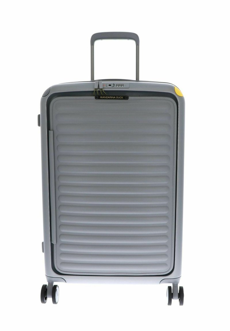 Valigia rigida grigia con texture a righe verticali, manico estraibile e accenti gialli. Presenta quattro ruote nere per la mobilità.