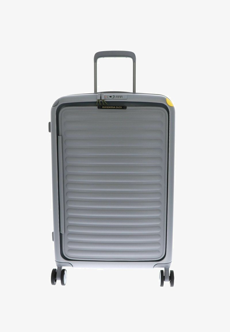 Walizka twarda w kolorze szarym, z pionowymi żebrami, z chowanym uchwytem i żółtym akcentem. Wyposażona w cztery czarne kółka dla łatwej mobilności.