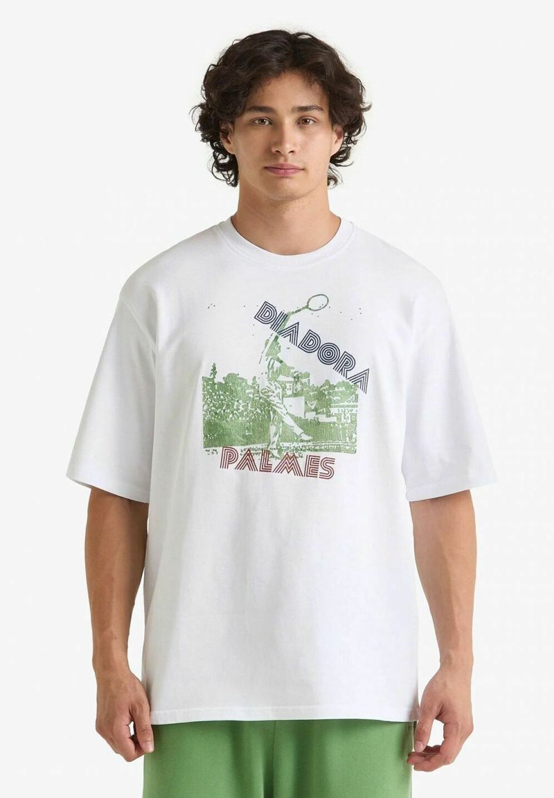 T-shirt bianca in cotone con maniche corte. Presenta un design grafico verde e rosso con il testo "Diadora Palmes" e l'immagine di un tennista.