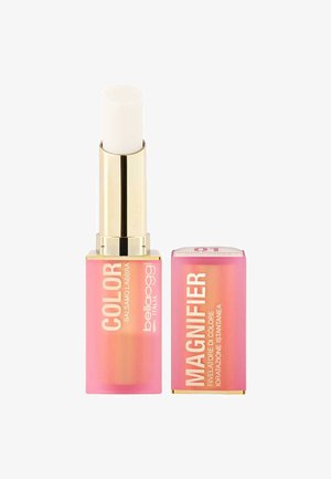 Bottiglia di balsamo per labbra con cappuccio applicatore bianco, contenitore a gradiente rosa, dettagli dorati, etichettato "COLOR" e "MAGNIFIER", design elegante e moderno.