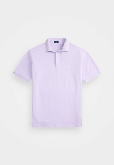 Polo em lavanda feito de algodão macio, com uma clássica pala de dois botões, mangas curtas e um pequeno logótipo no lado esquerdo do peito.