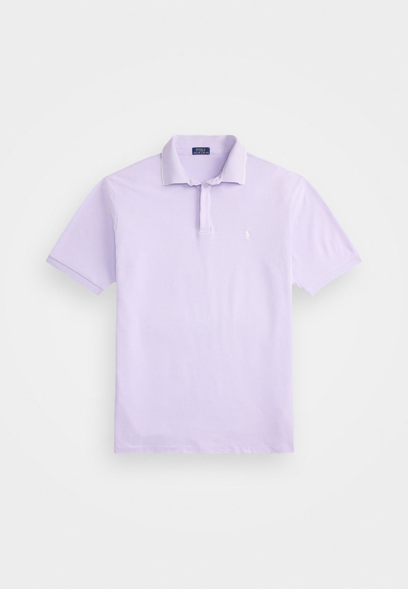 Levanduľová polo tričko vyrobené z mäkkého bavlneného materiálu, s klasickým dvojitým zapínaním na gombíky, krátkymi rukávmi a malým logom na ľavej hrudi.