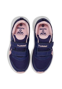 Marineblaue Sneakers mit rosa Akzenten, Mesh-Details und Klettverschluss. Gepolsterter Innenbereich und Gummisohle für Traktion. Größe 30.