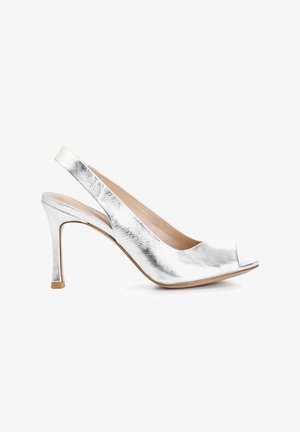 Pantof cu toc slingback metalic argintiu, cu vârf deschis, călcâi structurat, textură netedă și un design subțire care completează forma piciorului.