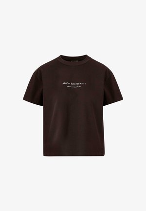 Brūns kokvilnas T-krekls ar apaļu apkakli, īsām piedurknēm un drukātu tekstu "Aim'n Sportswear Sweden New Zealand 2013" uz priekšpuses.