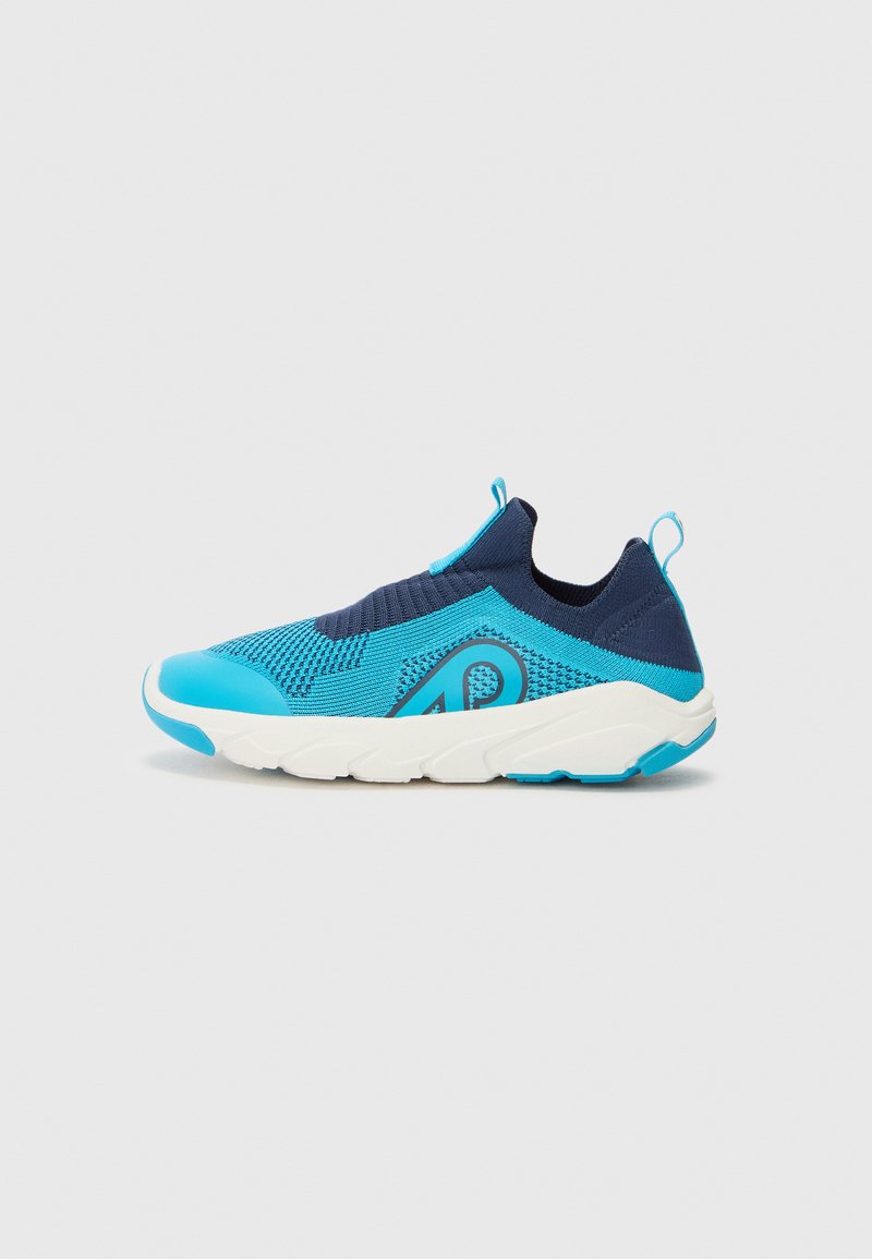 Blå og marineblå slip-on sneakers med en teksturert mesh-overdel, kontrastfarget gummisåle og bakre løftestrop. Har en stilig logo på siden.