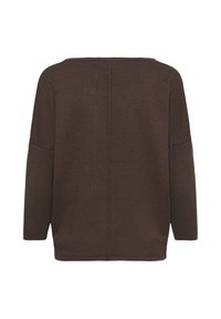 Pull en maille marron à manches longues avec épaules tombantes et une couture centrale visible dans le dos.