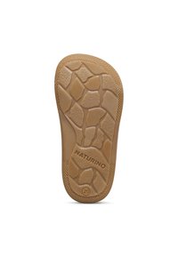 Suola di scarpa in gomma di colore marrone chiaro, caratterizzata da un motivo di grip testurizzato con ciottoli arrotondati e il nome del marchio "NATURINO" e la taglia "20" in rilievo.