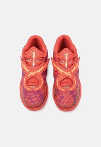 Czerwone buty sportowe z fioletowym wzorem tie-dye, z pomarańczowymi akcentami, teksturowaną siateczką w górnej części i unikalnym systemem sznurowania zapewniającym pewne dopasowanie.