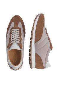 Zapatillas deportivas marrones y beige, hechas de ante y tela, con puntera redondeada, collar acolchado, suela de goma y diseño de cordones.