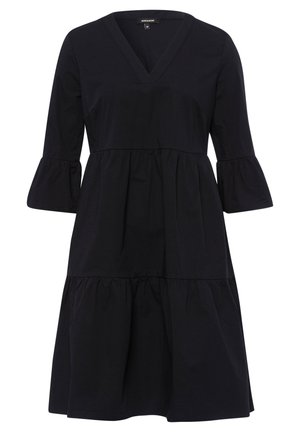 Schwarzes knielanges Kleid mit V-Ausschnitt, gestufter Rock und dreiviertel Glockenärmeln, aus strukturiertem Stoff gefertigt.