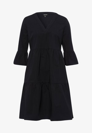 Czarna sukienka do kolan z dekoltem w serek, warstwową spódnicą i rękawami o długości 3/4 z rozszerzanymi mankietami, wykonana z strukturalnej tkaniny.