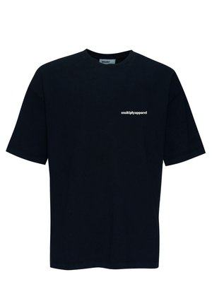 Schwarzes T-Shirt mit kurzen Ärmeln und weißem "multiplyapparel" Textlogo auf der linken Brust, Rundhalsausschnitt und legerer Passform.