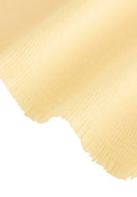 Textilní materiál v jemném, světle žlutém odstínu s ribovanou texturou a uneven edges, který předvádí jemně splývavý vzhled.